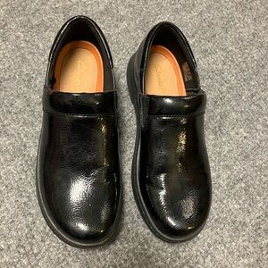 Clarks Womens Size 8 Shiny Black Loafers